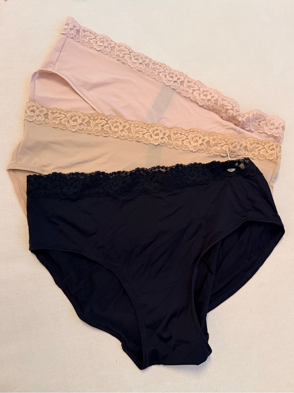 Natori Finishing touch with lace underwear. 
Pack of 3 - Picture 2 of 2